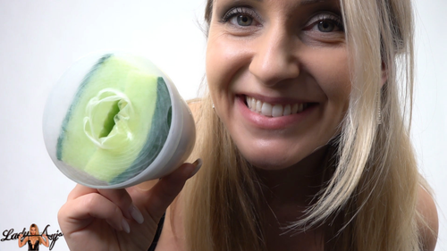 Herrin Lady Anja Gummimuschi steckt über Benjamin Fiegl sein Schwanz.png