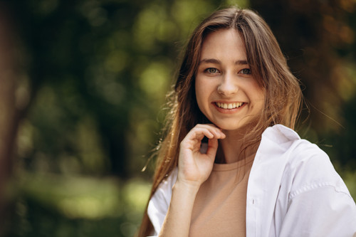 retrato de uma jovem mulher bonita no parque.jpg
