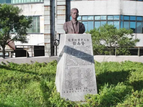 00009 鄧雨賢銅像.webp