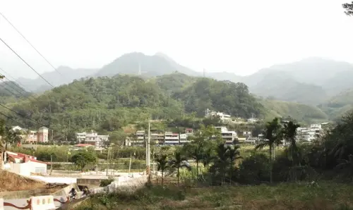 00029 鳴鳳古道眺望獅潭老街.webp