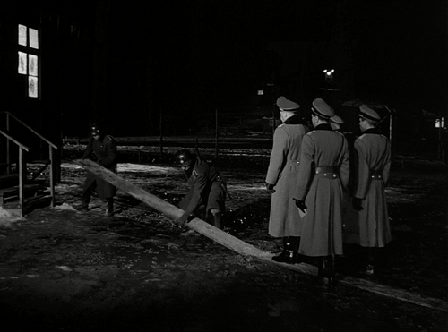 Stalag.17.1953.BluRay.1080p.x264.Flac2.0 Pter.mkv snapshot 01.04.53.765.png