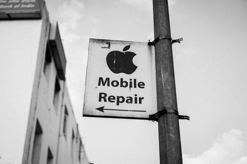 iphone screen replacement in delhi.jpg