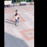 情侣当街吵架，男生最后竟然做出这种事！.gif