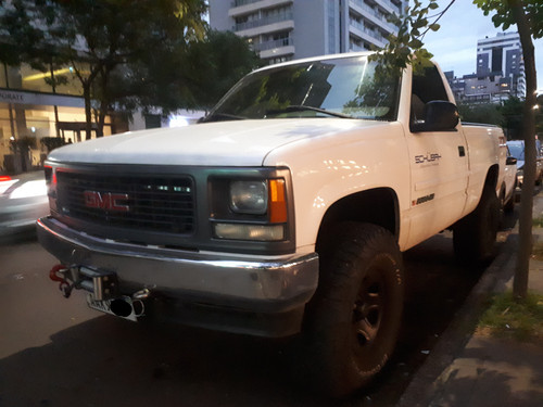 GMC 3500 HD 2001 branca vista de frente