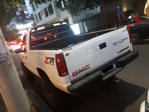 GMC 3500 HD 2001 branca vista de trás