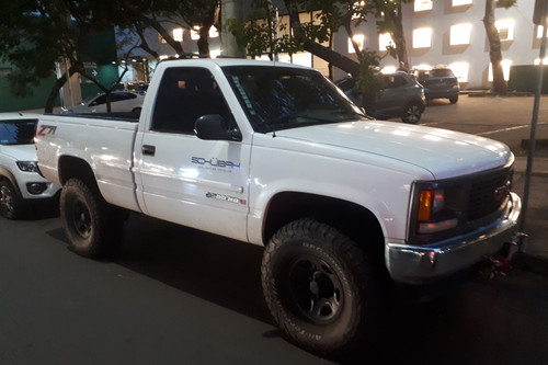 GMC 3500 HD 2001 branca vista de perfil