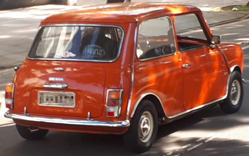 Austin Mini 1000 laranja '72 visto de trás