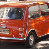 Austin Mini 1000 laranja '72 visto de trás