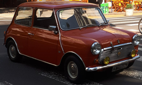 Austin Mini 1000 laranja '72 visto de frente