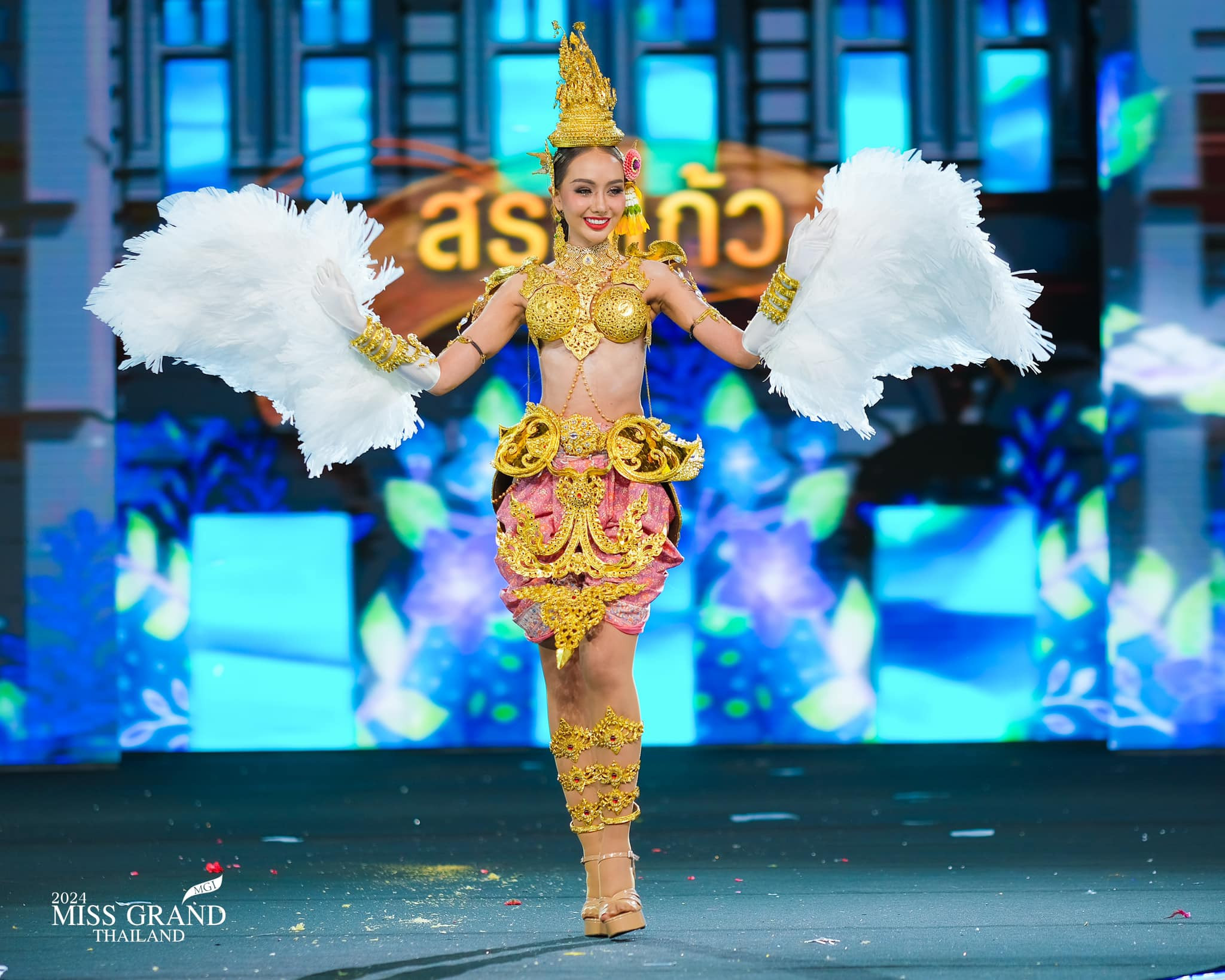 trajes tipicos de candidatas a miss grand thailand 2024. - Página 4 JNBKW8v