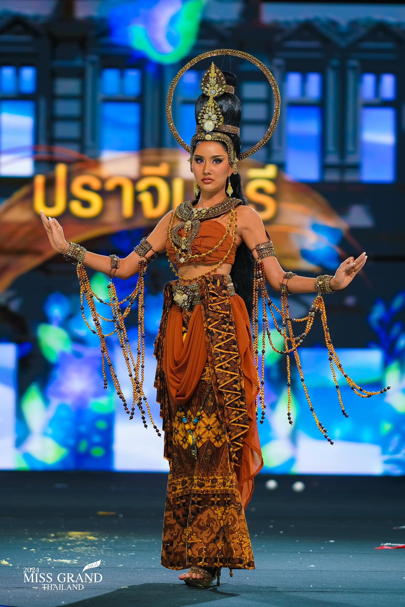 Miss - trajes tipicos de candidatas a miss grand thailand 2024. - Página 5 JNBOWAX