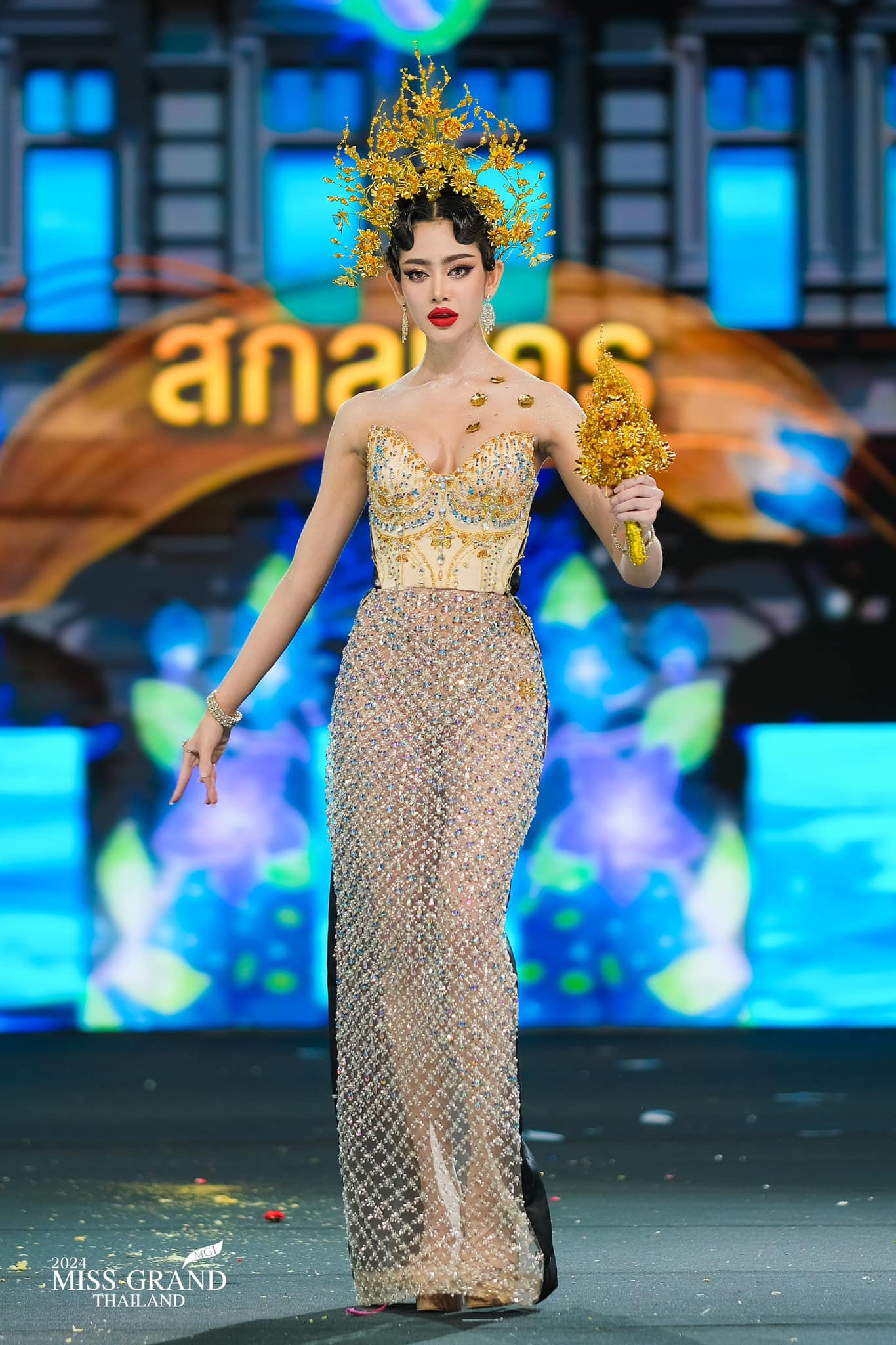 trajes tipicos de candidatas a miss grand thailand 2024. - Página 3 JNq4S3J