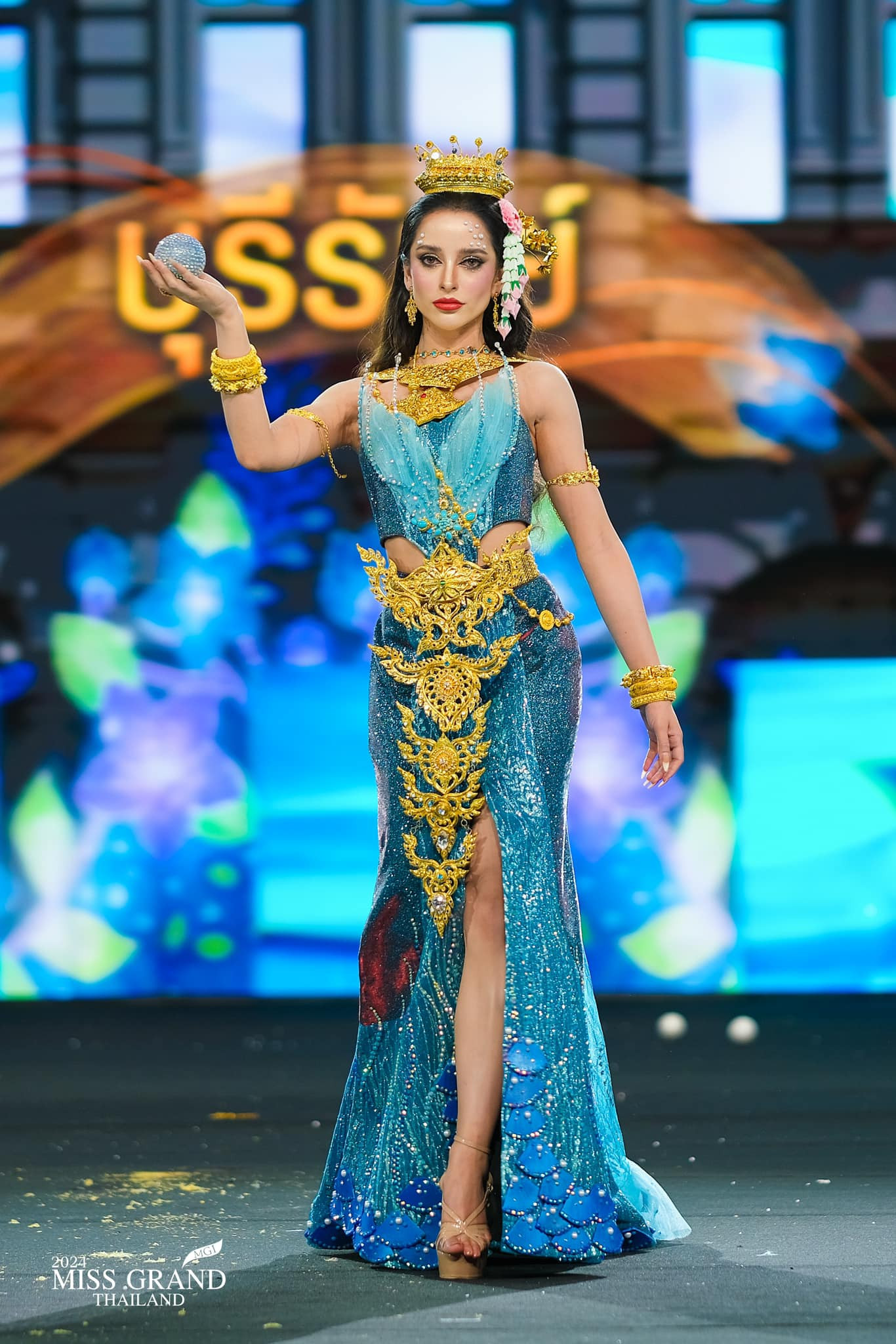 trajes tipicos de candidatas a miss grand thailand 2024. - Página 3 JNqQDF9