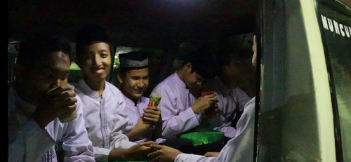 The Students Using Public Transportasion (3).png