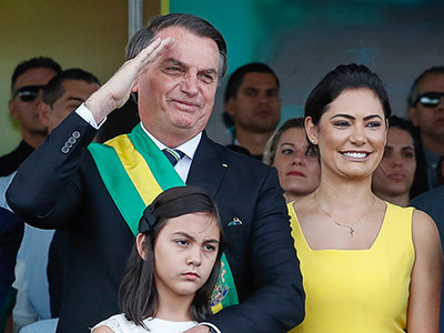 Jair e Michelle Bolsonaro com a filha Laura em 7 de setembro de 2019.jpg