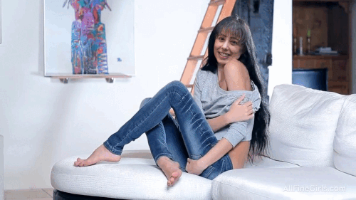 Cute Suzy in Jeans 2.gif