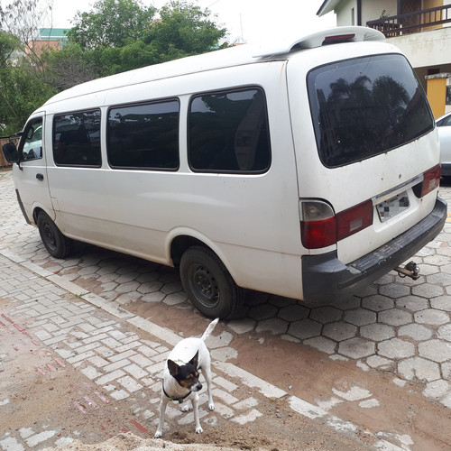 Kia Besta GS Grand bicuda vista de trás e Vanessa.jpg