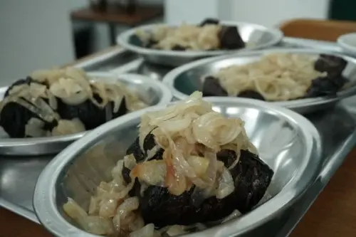 file a juarez o prato mais famoso da casa leva vinho na preparacao 1949199 article.webp