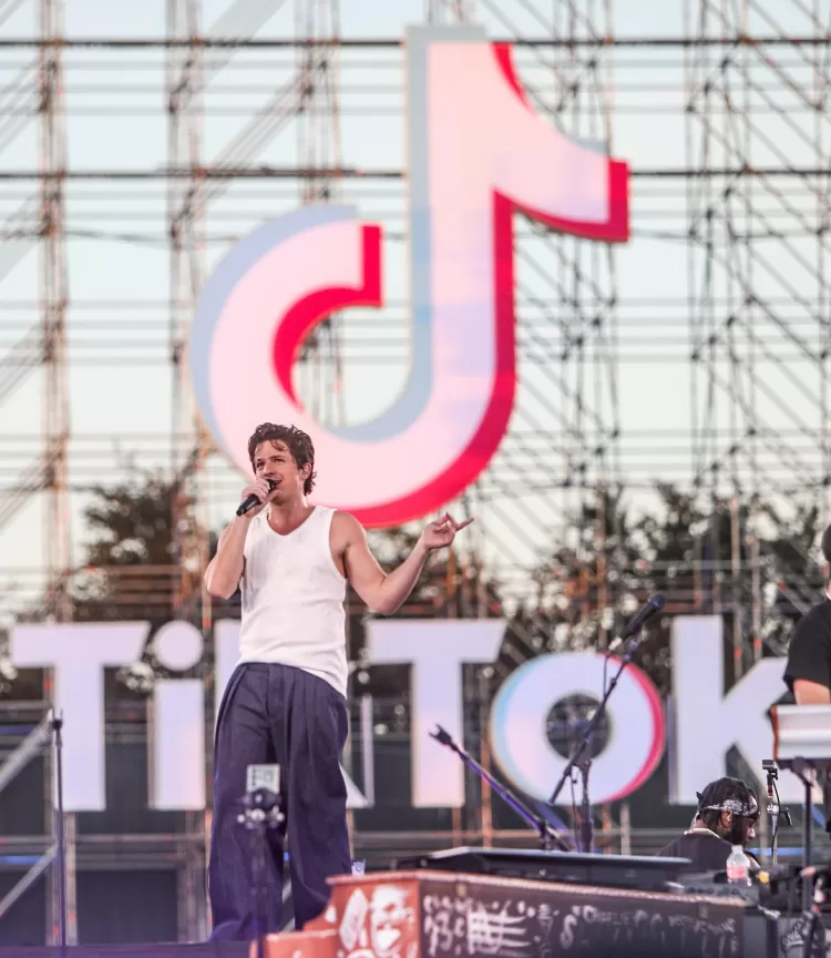 charlie puth atracao do rock in rio 2024 em foto no palco do tiktok in the mix em dezembro de 2023 e