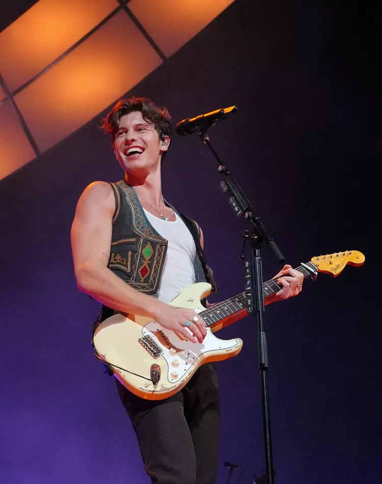 shawn mendes confirmado para se apresentar no dia 229 no rock in rio na foto ele canta na noite de a
