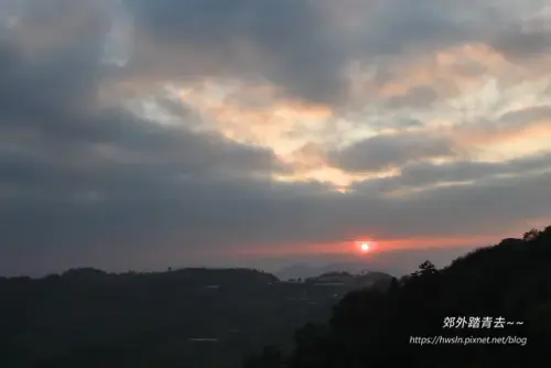 00030 隙頂日落，西方一抹紅.webp