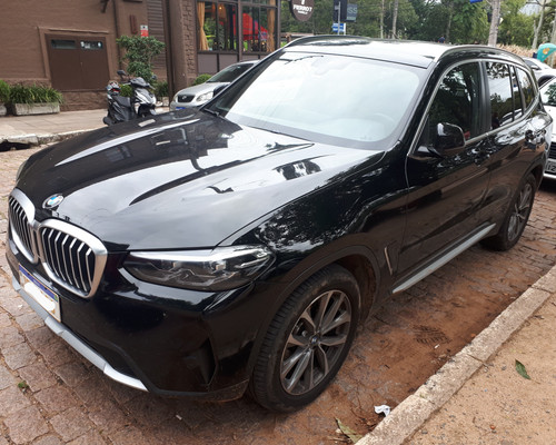BMW X3 preta 2022 de consulado vista de frente