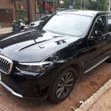 BMW X3 preta 2022 de consulado vista de frente