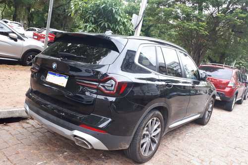 BMW X3 preta 2022 de consulado vista de trás