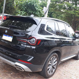 BMW X3 preta 2022 de consulado vista de trás