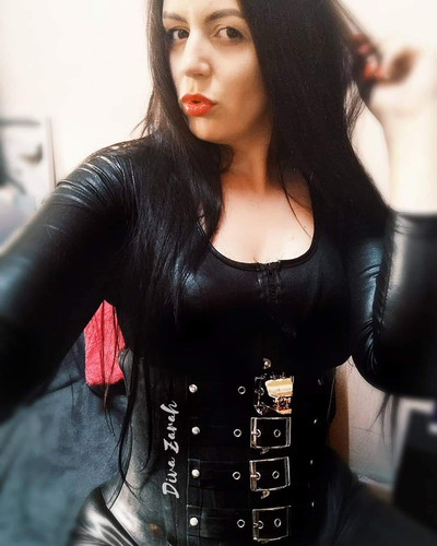 Latex domina diva zarah Sklave Benjamin Fiegl spritzt aufs Kleid und leckt ab Sperma.jpg