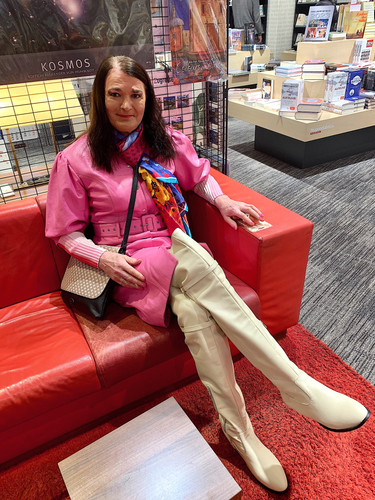 Lederkleid und Stiefel.jpg