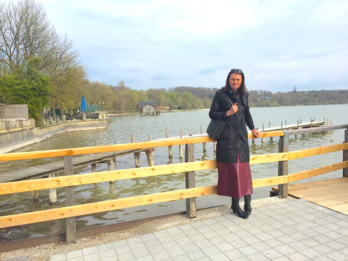 Gabriele Kleid in Rock und Stiefel am Ammersee