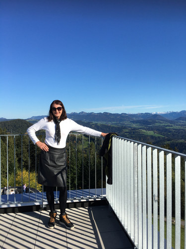 Gabriele Kleid im Lederrock auf dem Pfänder