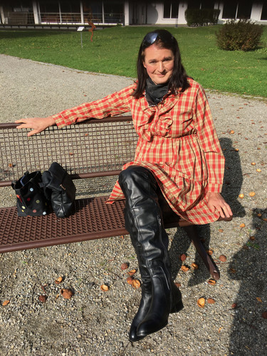Gabriele Kleid im Minikleid und Stiefel im Park in Wasserburg
