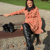 Minikleid und Stiefel