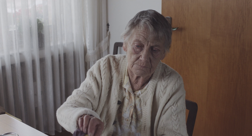 Toni.Erdmann.2016.1080p.BluRay.DD5.1.x264 DON.mkv snapshot 00.05.56.083.png