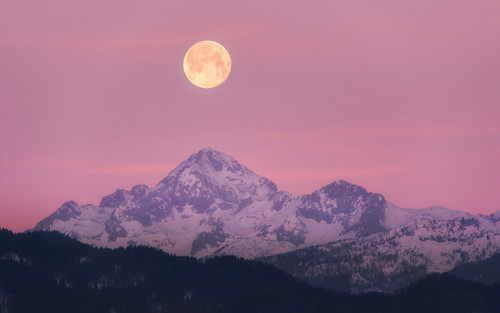 full moon above the mountain 2023 11 27 05 24 06 utc.jpg
