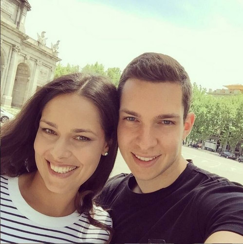 379405 milos ivanovic selfi sa sestrom anom ff.jpg