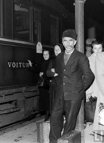 Bustle at Belgrade station Photo Jack Birns 1950.jpg