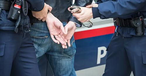 17589155435338879711?url=https%3A%2F%2Fexxpress.at%2Fmedia%2F2023%2F02%2F230228 polizei festnahme 90.jpg