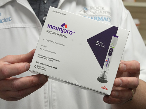 farmaceutico mostra caixa de mounjaro droga injetavel para tratamento de diabetes tipo 2 16824479545
