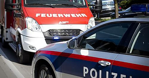 11464500888337854727?url=https%3A%2F%2Fexxpress.at%2Fmedia%2F2022%2F12%2F221228 polizei feuerwehr 90.jpg