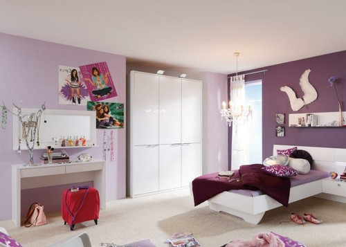 kinderzimmer mädchen lila pink gestalten schminktisch spiegel plakate postars roter hocker rollen k.jpg