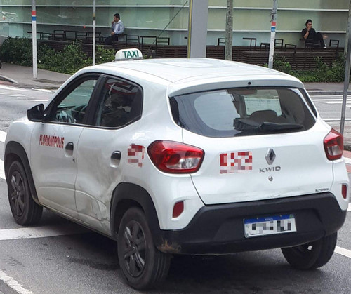 Renault Kwid 2023 táxi de Florianópolis trs.jpg