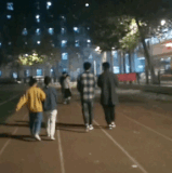 这才叫看帅哥，你们那顶多叫瞄一眼.gif
