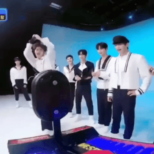 img 171464636389573f70b2bly1hpbcl1s4xyg20f00f0x6r.gif