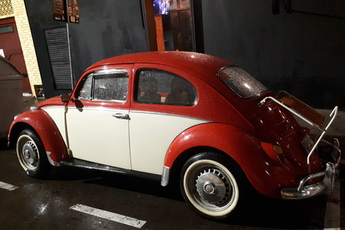 Fusca '62 saia e blusa visto de trás