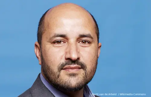 Knetter! Geschifte burgemeester Ahmed Marcouch paspoortloze JIHADISTEN 'tijdelijke verblijfsvergunni.webp