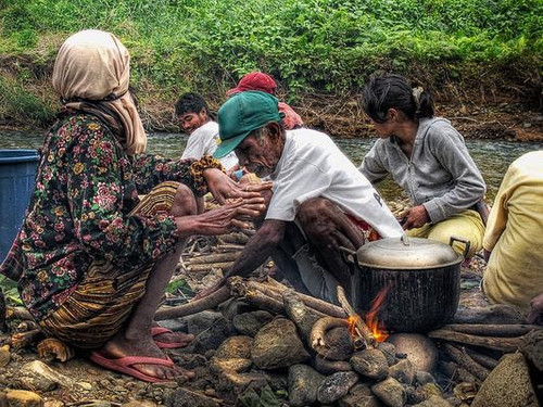 Dumagat%2527s+are+preparing+food+using+traditional+method+using+fire+from+dried+wood.jpg