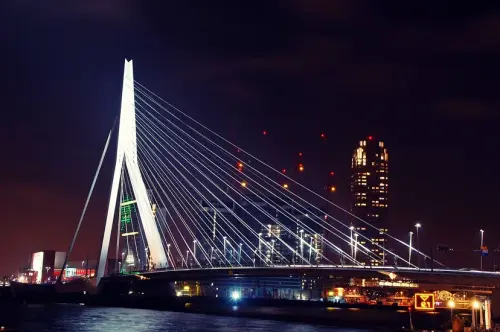 Rotterdam jaagt de automobilist de stad uit en sloopt het tramnetwerk Wat zit hierachter